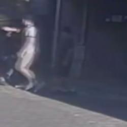 Çocuk yaşta gasp anı! Küçük çocuğu tekme ve tokatlarla döven iki şahıs tutuklandı