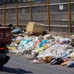 Buca'da &ccedil;&ouml;p &ouml;fkesi dinmiyor! Vatandaş: 'Vergisini alıyor ama hizmet yok'