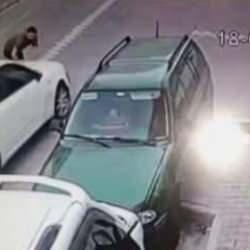 Esenyurt&rsquo;ta oğluna araba &ccedil;arpacağını g&ouml;rd&uuml;, kendini otomobilin &ouml;n&uuml;ne attı