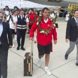Avrupa 2'ncisi 12 Dev Adam, yurda döndü! Ergin Ataman gözyaşlarını tutamadı