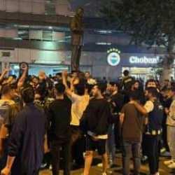 Fenerbahçeli taraftarlar, Sadettin Saran'ın başkan seçilmesini stat önünde kutladı