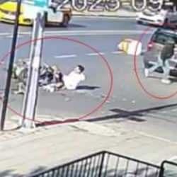 Film sahnesini andıran kaza! Motosiklet kasasıyla birlikte otomobilin &uuml;zerinden u&ccedil;tu