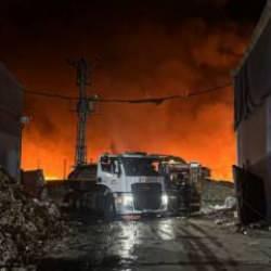 Geri d&ouml;n&uuml;ş&uuml;m fabrikasının bah&ccedil;esinde &ccedil;ıkan yangın kontrol altında!