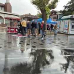 G&ouml;r&uuml;nt&uuml;ler D&uuml;zce'den: Sağanak yağış altında cuma namazı kıldılar 