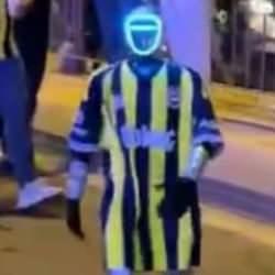 Kadıköy'de Fenerbahçe formalı 'İnsansı Robot' görüldü! Vatandaşlar gözlerini alamadı