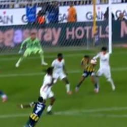 Kadıköy'de tartışmalı pozisyon! VAR'dan penaltı kararı çıktı ama gol olmadı