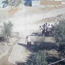 Kafası taşla ezilmek istenen baygın kocasını saldırganlara taş atarak kurtardı