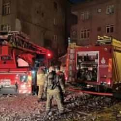 K&uuml;&ccedil;&uuml;k&ccedil;ekmece&rsquo;de 6 katlı binanın &ccedil;atısındaki yangın korkuttu