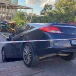 K&uuml;&ccedil;&uuml;k&ccedil;ekmece&rsquo;de s&uuml;r&uuml;c&uuml; fark etmediği merdivenlerde asılı kaldı