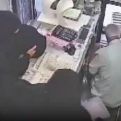 Kuyumcunun dikkatini dağıtıp, 2,5 kilogram altın çaldılar