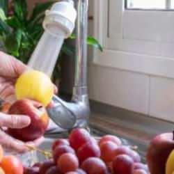 Meyve ve sebzeleri yanlış yıkıyor olabilirsiniz! İşte en doğru yöntemler