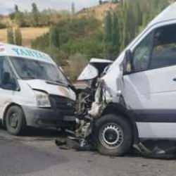 Minibüsler çarpıştı; 13 yaralı