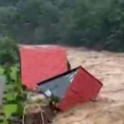 Rize'nin sel felaketi: Bungalovun sel sularına kapılma anı kamerada