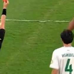 Rusya'da ilginç anlar! Taraftara verdiği formayı geri istedi
