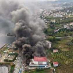 Trabzon'da AVM'de yangın! Dumanlar g&ouml;ky&uuml;z&uuml;n&uuml; kapladı