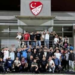 Trabzonspor taraftarlarından TFF'ye tepki: Temiz futbol dediniz, bizi karanlığa gömdünüz