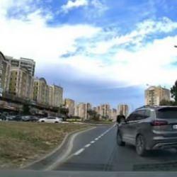 Trafikte akılalmaz kavga! Arabada metrelerce sürükledi