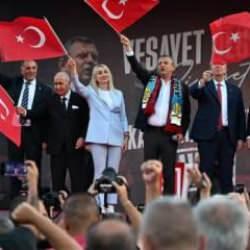 “Vesayet” meydanında “siyaset” dilendiler!