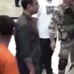 Hindistan'da "iPhone 17" kuyruğunda kavga