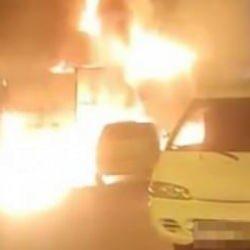 Yangın çıkan oto tamirhanesi ile içindeki 2 araç kullanılamaz hale geldi