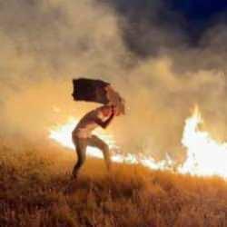 Yerleşim yeri yakınında &ccedil;ıkan anız yangını paniğe neden oldu