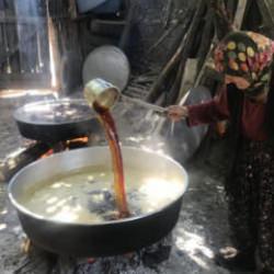 50 kiloluk kazanlarda 1 litre külle kaynatılıyor, kilosu 500 liradan satılıyor