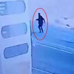 Ağrı'da kahreden kaza: Yola çıkan çocukları kurtarmak isterken öldü