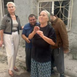 Mahalleli ihbar etti, anne ve 2 engelli oğlunun dramı ortaya &ccedil;ıktı