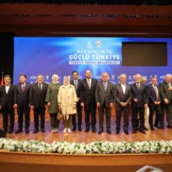 AK Parti'ye yeni katılımlar: 12 kişiye rozet takıldı!