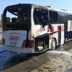 Aydın'da seyir halindeyken alev alan yolcu otobüsü yandı