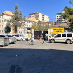 Lise önünde iki grup arasında silahlı kavga