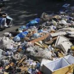 B&ouml;lge halkı mazotla haşere &ouml;nlemi alıyor! İzmir'de bir cadde komple &ccedil;&ouml;ple doldu!