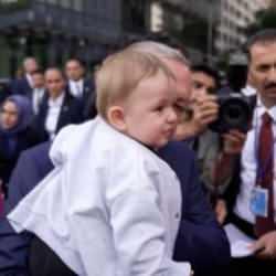 Cumhurbaşkanı Erdoğan ABD'de. Cumhurbaşkanı bebeği g&ouml;r&uuml;r g&ouml;rmez kucağına aldı