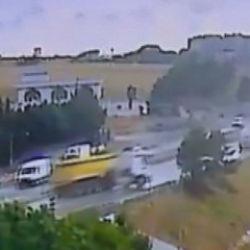 E-5'te hafriyat kamyonu devrildi! Yol trafiğe kapatıldı