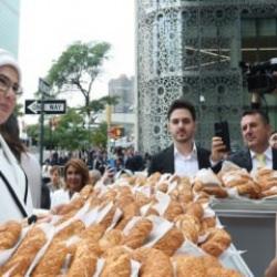 Emine Erdoğan, Türkevi'nin yakınına kurulan simit standını ziyaret etti