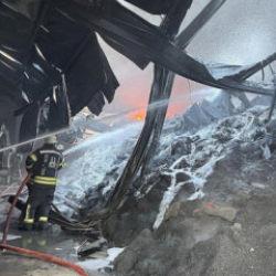 Erzurum’da terlik fabrikasının hammadde deposunda korkutan yangın