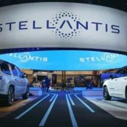 Fiyatını d&uuml;ş&uuml;rd&uuml; ve hızını artırdı! Otomotiv devi b&uuml;y&uuml;k bombayı patlattı