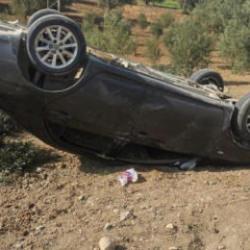 Hatay’da zeytin bahçesine uçan otomobildeki 3 kişi yaralandı