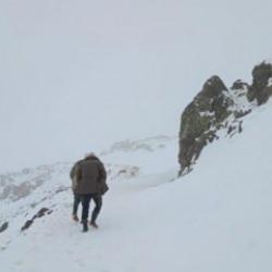 Kar kalınlığı 30 santimetreyi buldu! S&uuml;r&uuml;s&uuml;yle mahsur kalan &ccedil;oban kurtarıldı