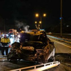 Kaza yapan s&uuml;r&uuml;c&uuml; otomobilini bırakıp ka&ccedil;tı