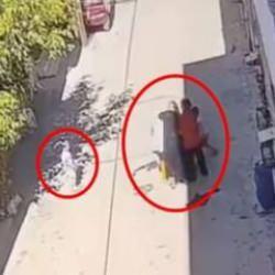 Kucağında çocuğuyla yürüyen anneyi 3 kadın tekme tokat darbetti