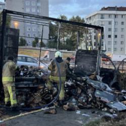K&uuml;&ccedil;&uuml;k&ccedil;ekmece&rsquo;de alev alan kargo y&uuml;kl&uuml; kamyonet k&uuml;le d&ouml;nd&uuml;