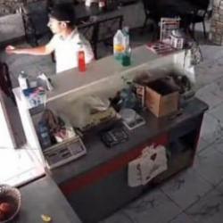 K&uuml;tahya'daki 5,4&rsquo;l&uuml;k deprem anı kamerada