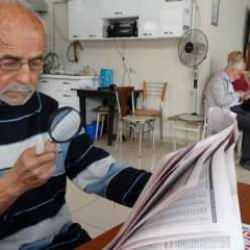 Kütahya'da ilginç çözüm: Halil dede, gazeteleri 18 yıldır 'büyüteçle' okuyor