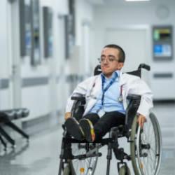Cam kemik hastalığıyla büyüyen Hamza "doktorluk" hayalini gerçeğe dönüştürdü