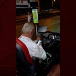 Otob&uuml;s şof&ouml;r&uuml;nden skandal hareket: Direksiyon başında dakikalarca telefonla oynadı!