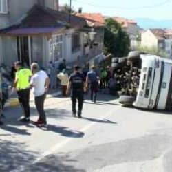 Pendik'te trakt&ouml;r y&uuml;kl&uuml; kamyon dehşet sa&ccedil;tı: Gecekondu ve iki otomobile &ccedil;arpıp devrildi
