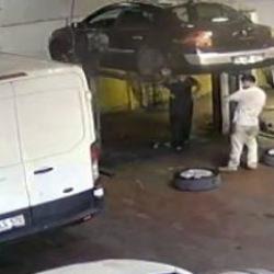 Saniyelerle kurtuluş: Otomobil, araç kaldırma liftinden düştü