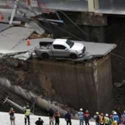 Şehrin ortasında yol &ccedil;&ouml;kt&uuml;! Olay anı kameralara b&ouml;yle yansıdı