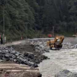 Sel nedeniyle kapanan &Ccedil;amlıhemşin-Ayder yolu yeniden ulaşıma a&ccedil;ıldı